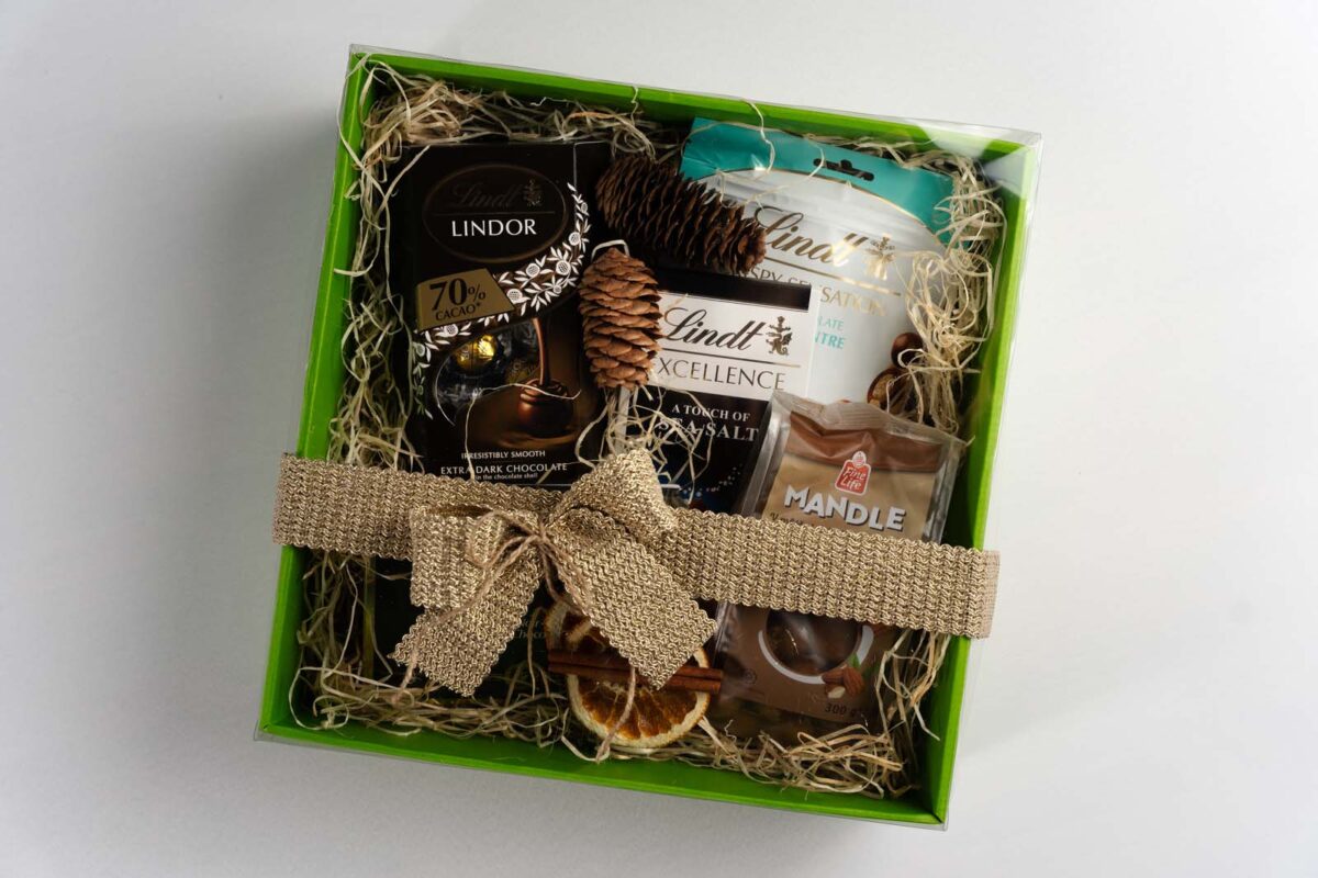 Darčekový balíček 18 obsahuje Lindt Thins 125g horká čokoláda, Lindt sensation, bor.+acai 150g, Lindor dark 70% 200g, Lindt excellence 100g sea salt, FL Mandle v čokoláde 300g ml. čok.,