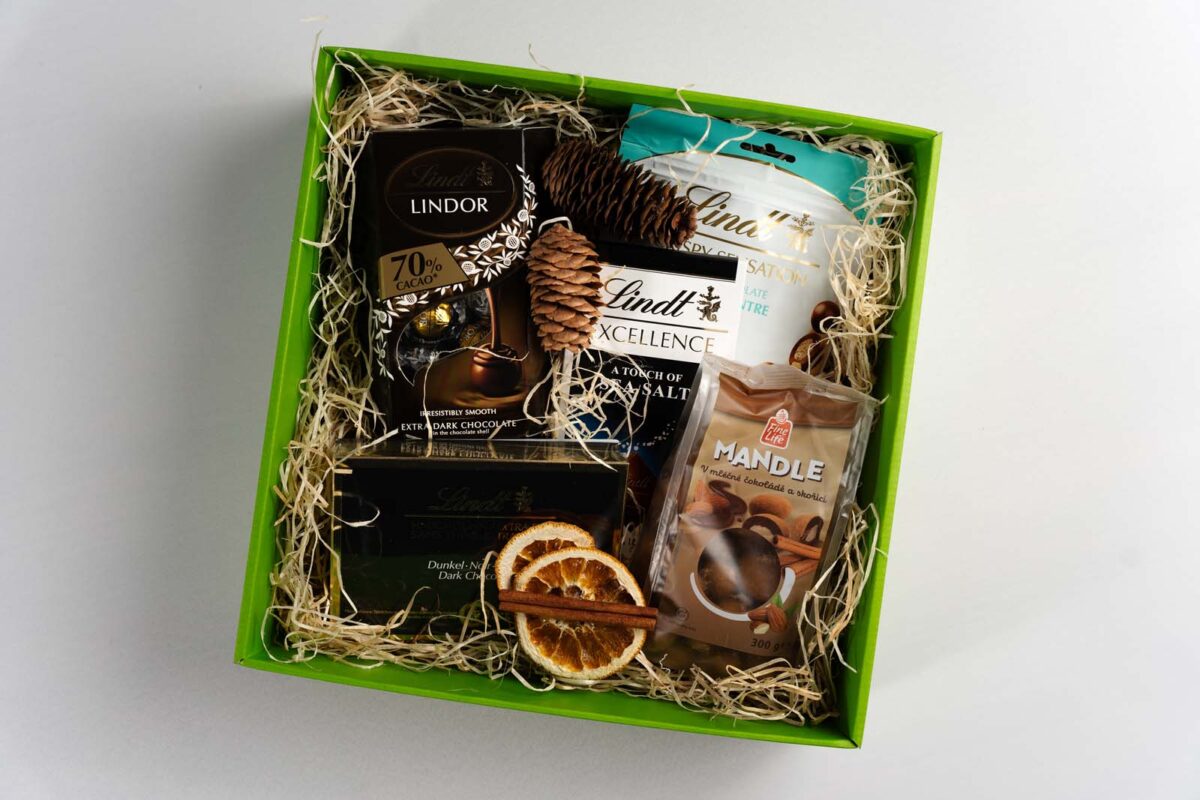 Darčekový balíček 18 obsahuje Lindt Thins 125g horká čokoláda, Lindt sensation, bor.+acai 150g, Lindor dark 70% 200g, Lindt excellence 100g sea salt, FL Mandle v čokoláde 300g ml. čok.,